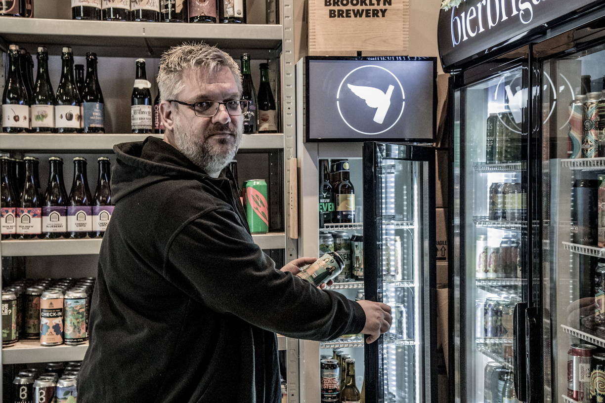 Koen Gijsbers van speciaalbierwinkel Bierbrigadier uit Tilburg in zijn winkel