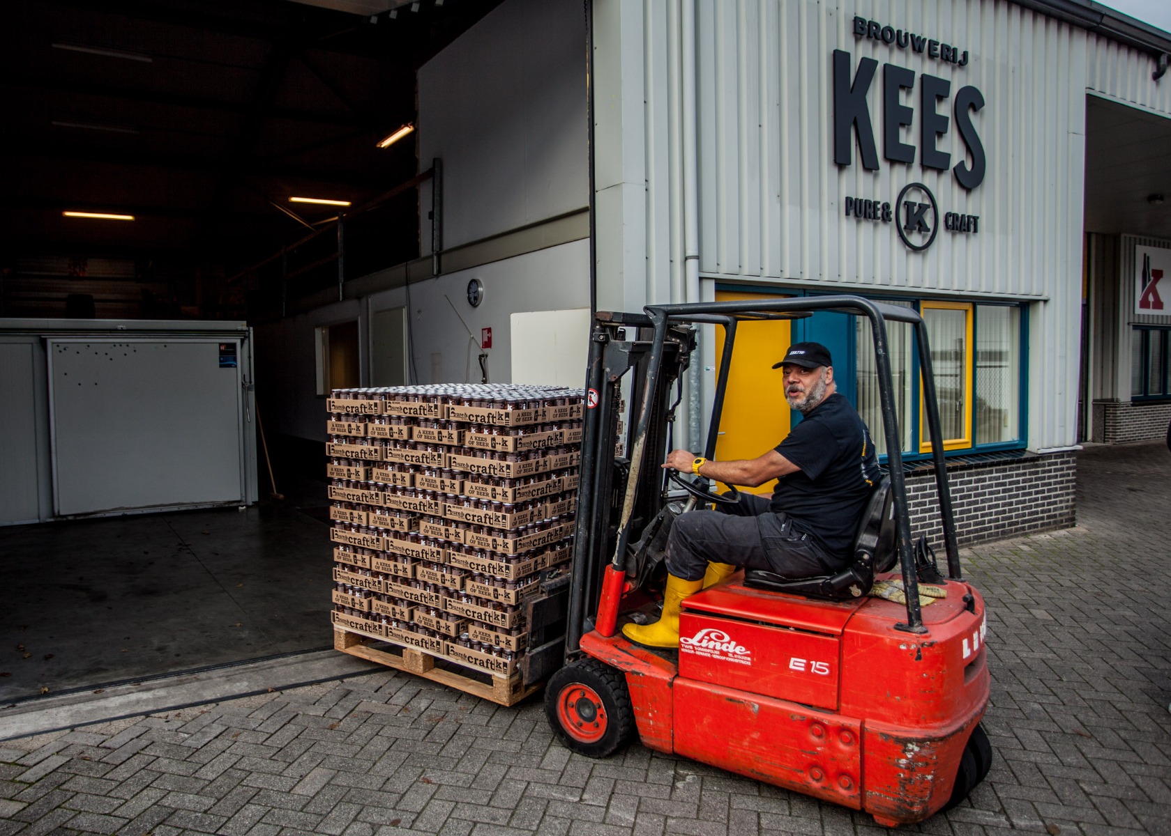 De bieren van Brouwerij Kees worden met een heftruck naar het magazijn gebracht | Holland Craft Beer
